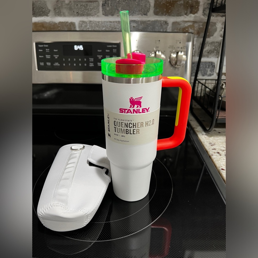 Stanley Neon White 30oz 30 ounce Quencher H2.0 Flowstate Tumbler sleeve pouch